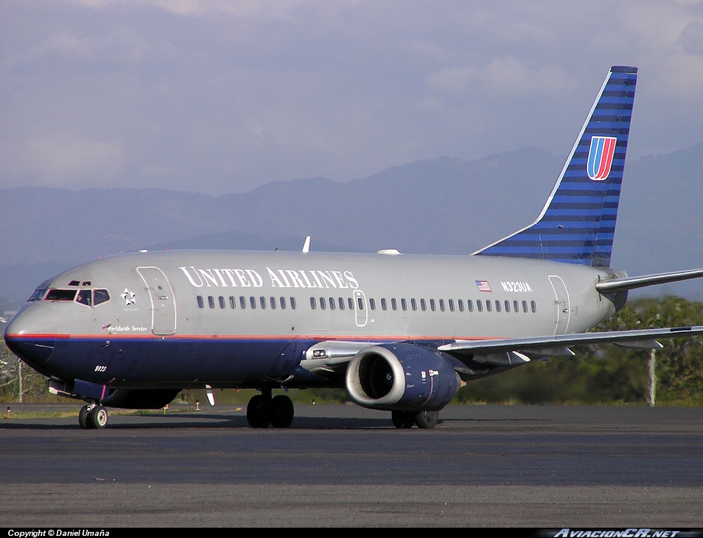 N323UA - Boeing 737-322 - United Airlines
