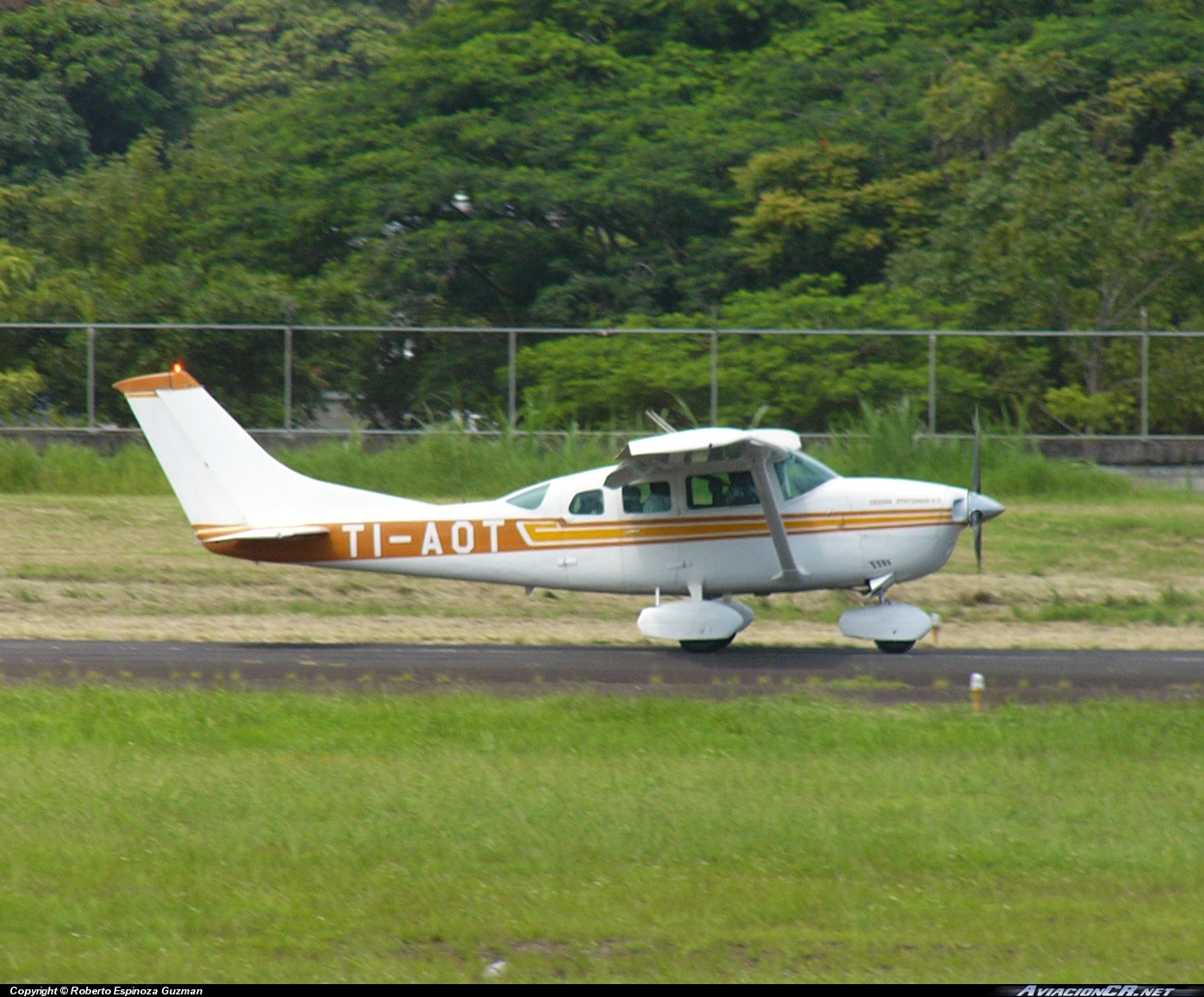 TI-AOT - Cessna 206 - Desconocida