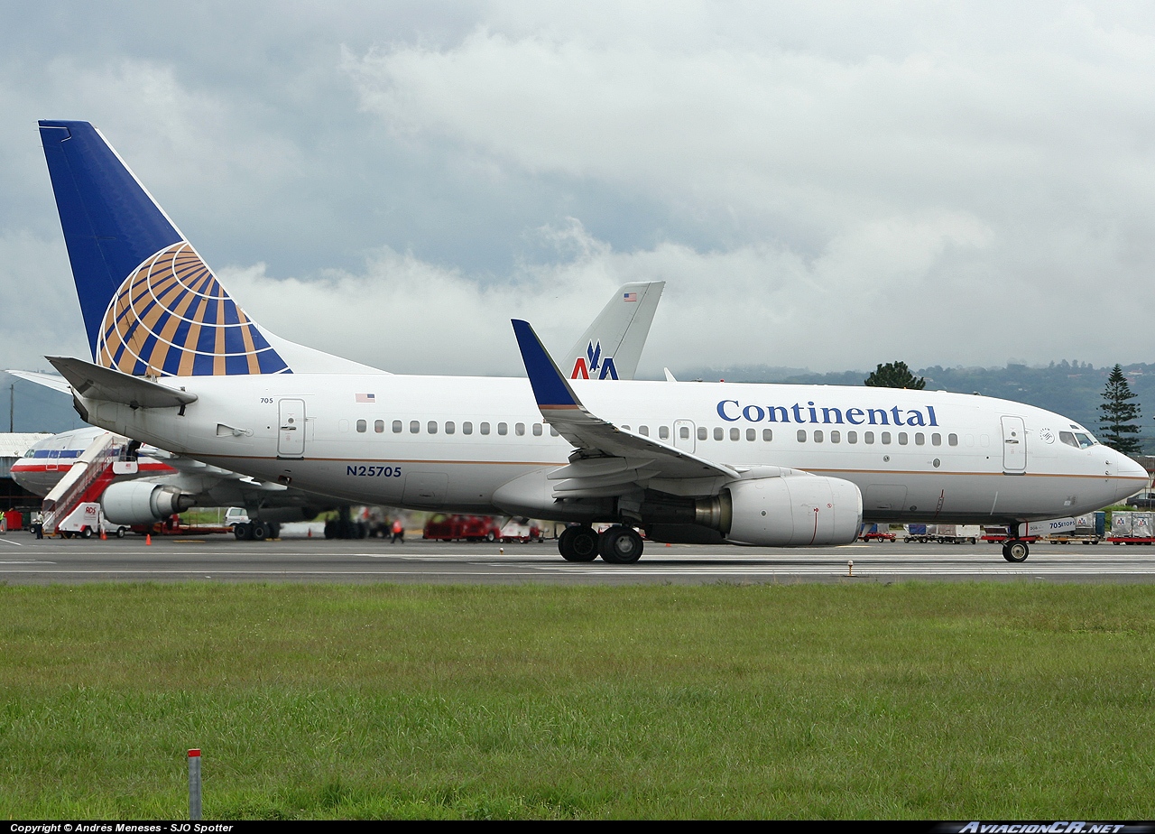 N25705 - Boeing 737-724 - Continental Airlines