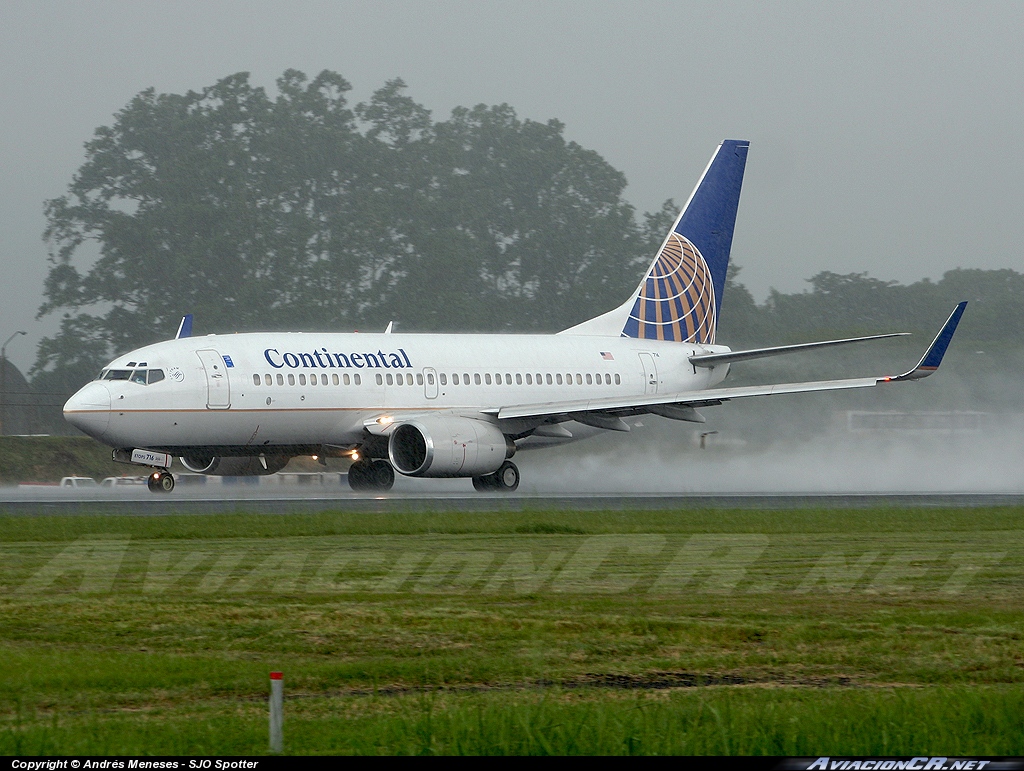 N13716 - Boeing 737-724 - Continental Airlines