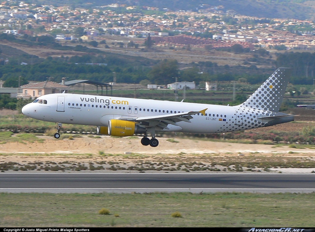 EC-JNT - Airbus A320-214 - Vueling