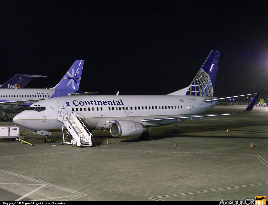 N16617 - Boeing 737-524 - Continental Airlines