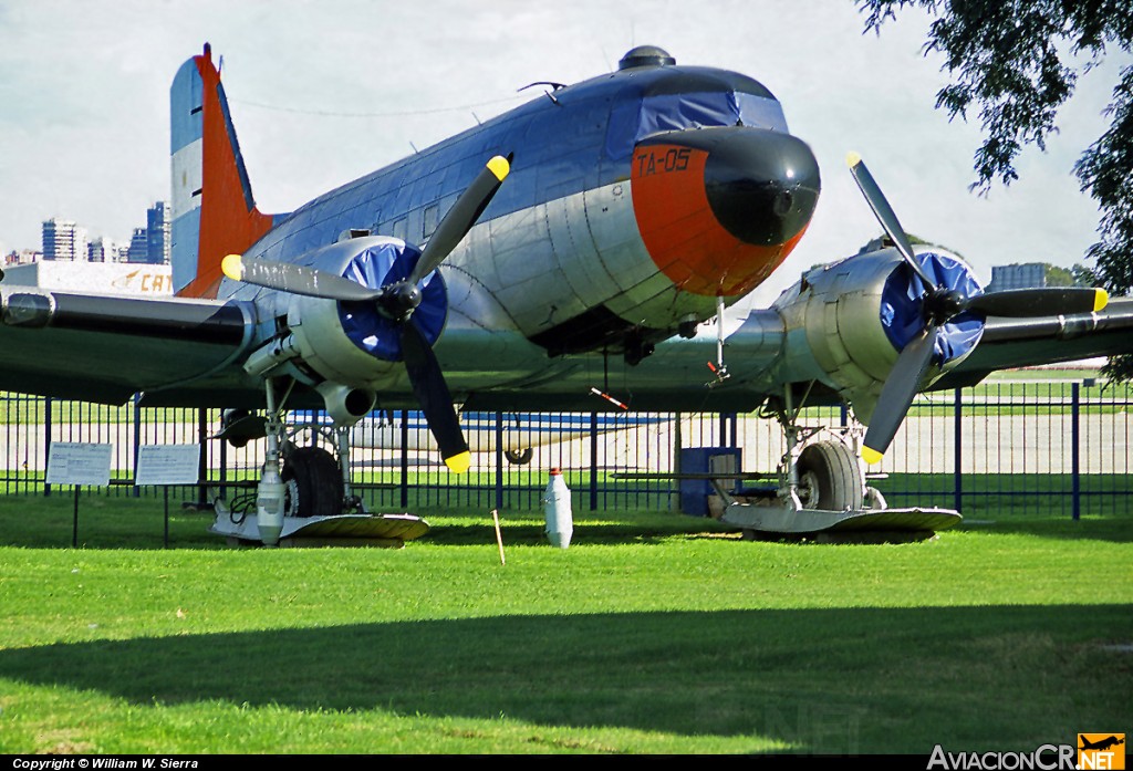 TA05 - Douglas DC-3 (C-47/53/117/R4D/Skytrain/Dakota) (Genérico) - Fuerza Aerea Argentina