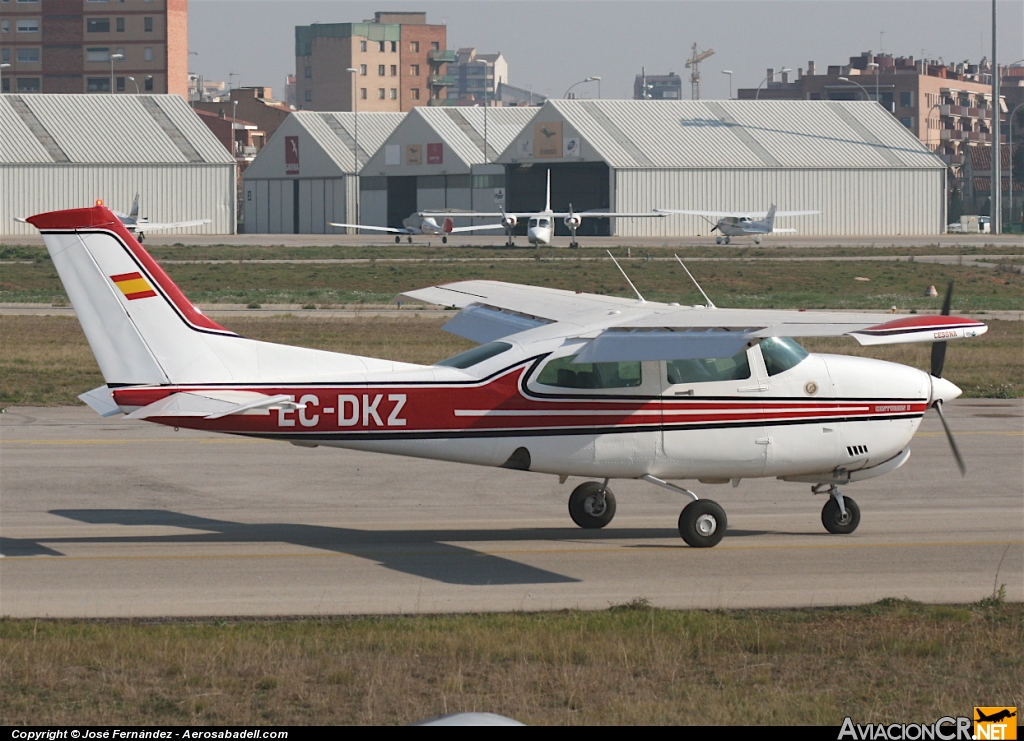EC-DKZ - Cessna 210N Centurion II - Privado