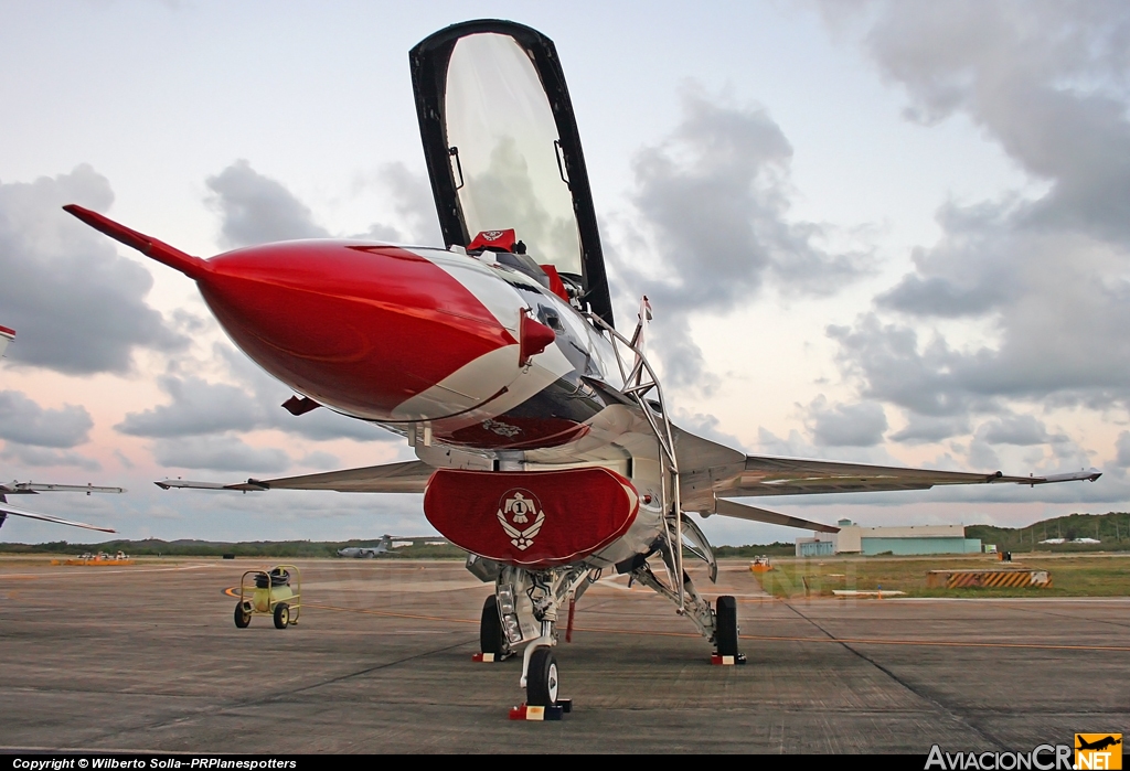 87-0305 - General Dynamics F-16C Fighting Falcon - USAF Thunderbirds