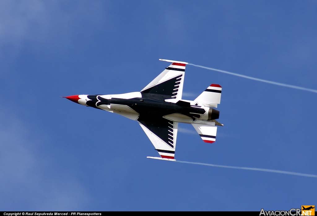  - General Dynamics F-16C Fighting Falcon - USAF Thunderbirds