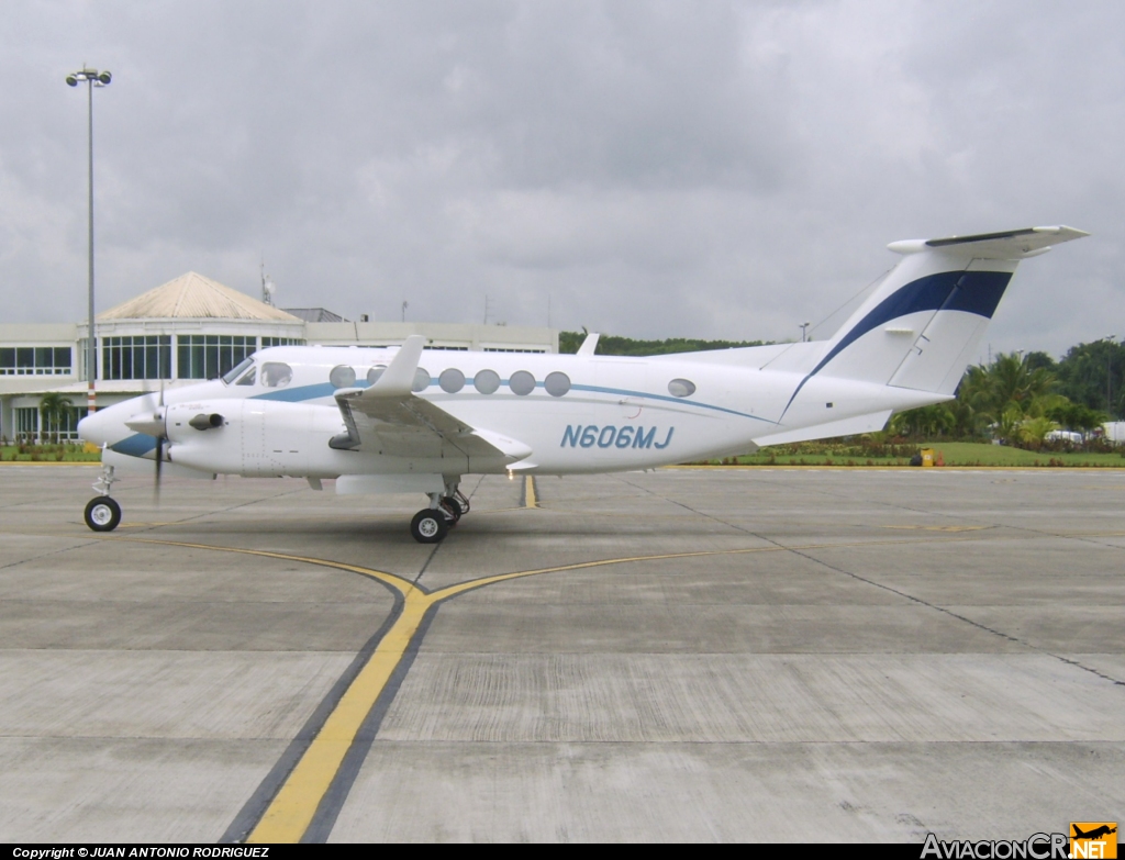 N606MJ - Beechcraft Super King Air 350 (B300) - Privado