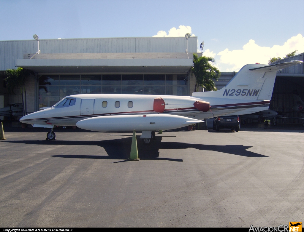 N295NW - Learjet 24D - Privado