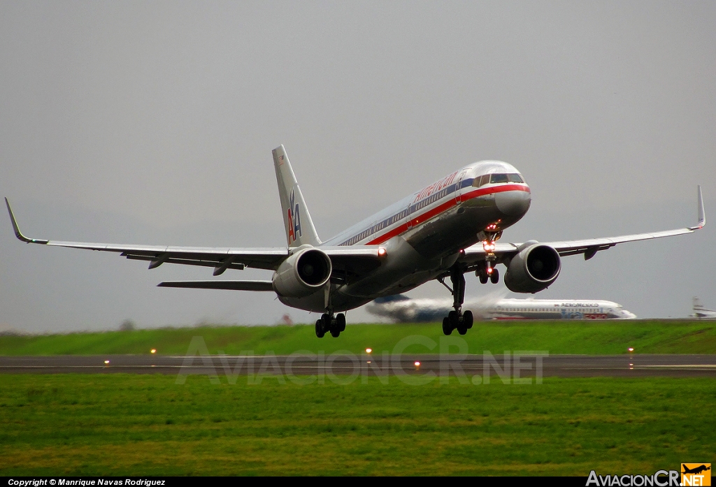 DESCONOCID - Boeing 757-223 - American Airlines