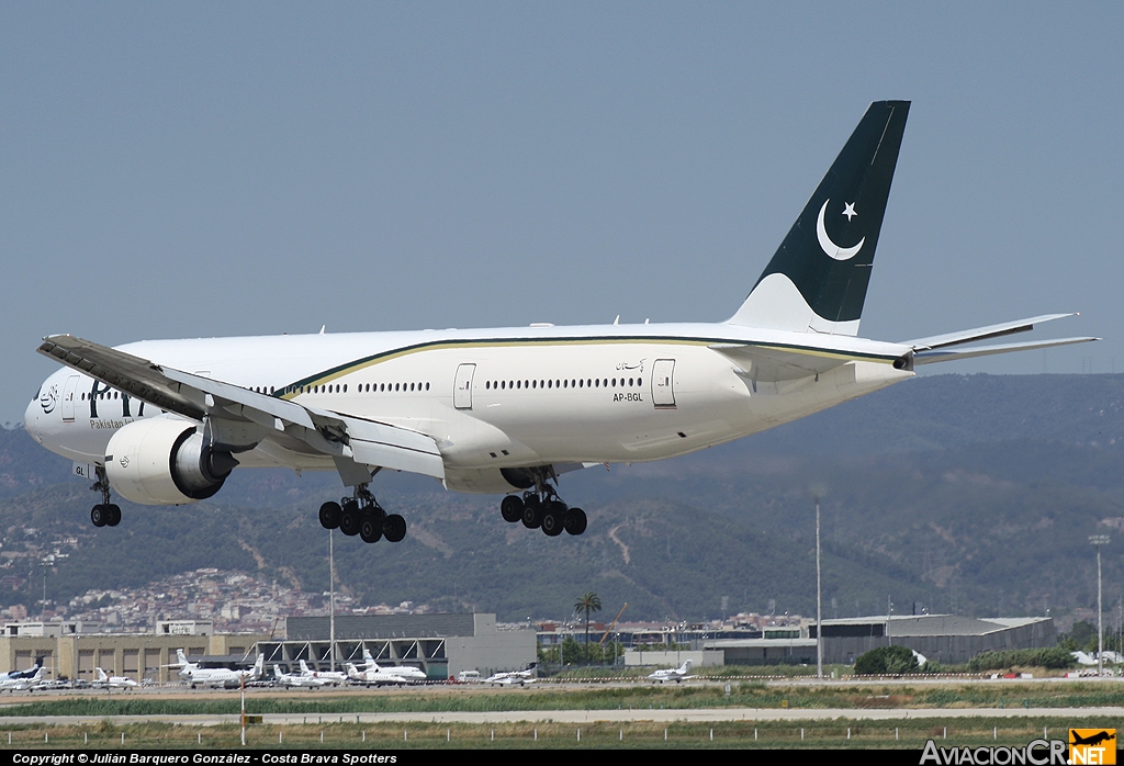 AP-BGC - Boeing 777-240/ER - Pakistan International Airlines (PIA)