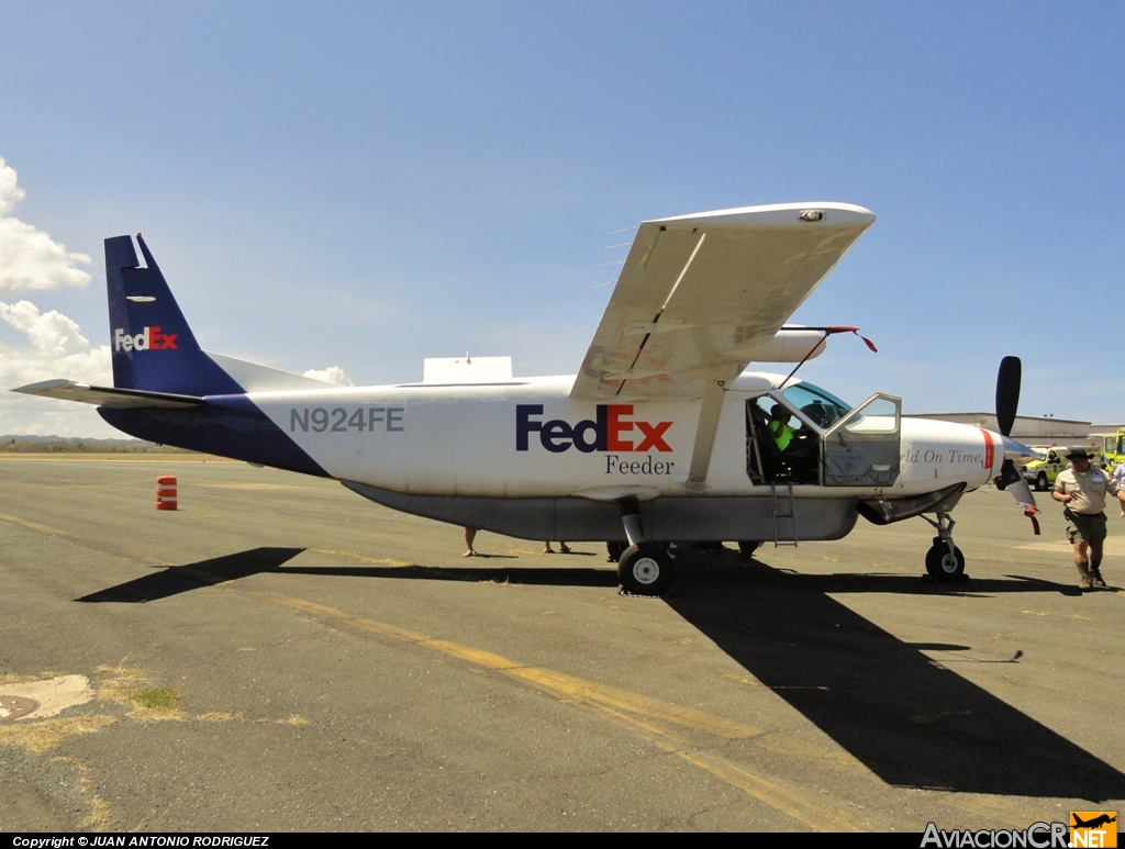 N924FE - Cessna 208B Super Cargomaster - FedEx Feeder (Mountain Air Cargo)