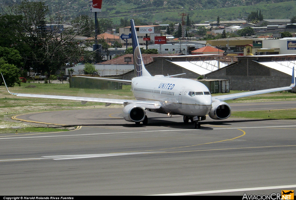 N25705 - Boeing 737-724 - United Airlines (Continental Airlines)