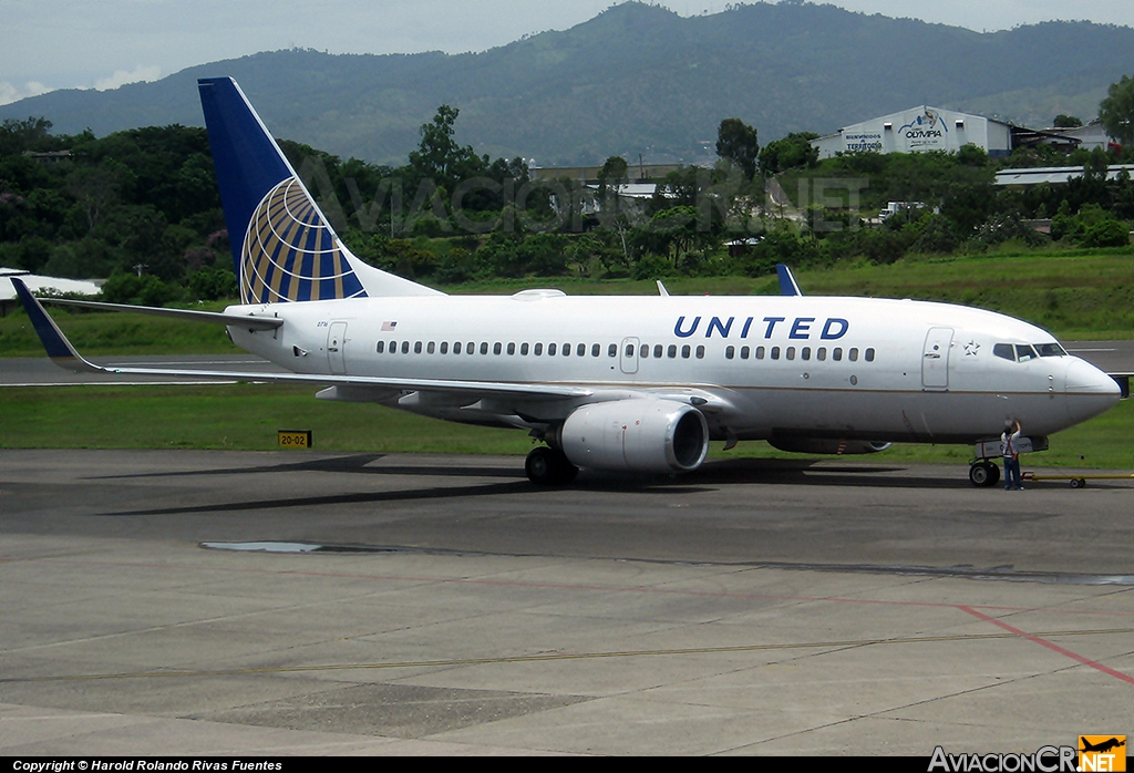 N15712 - Boeing 737-724 - United (Continental Airlines)