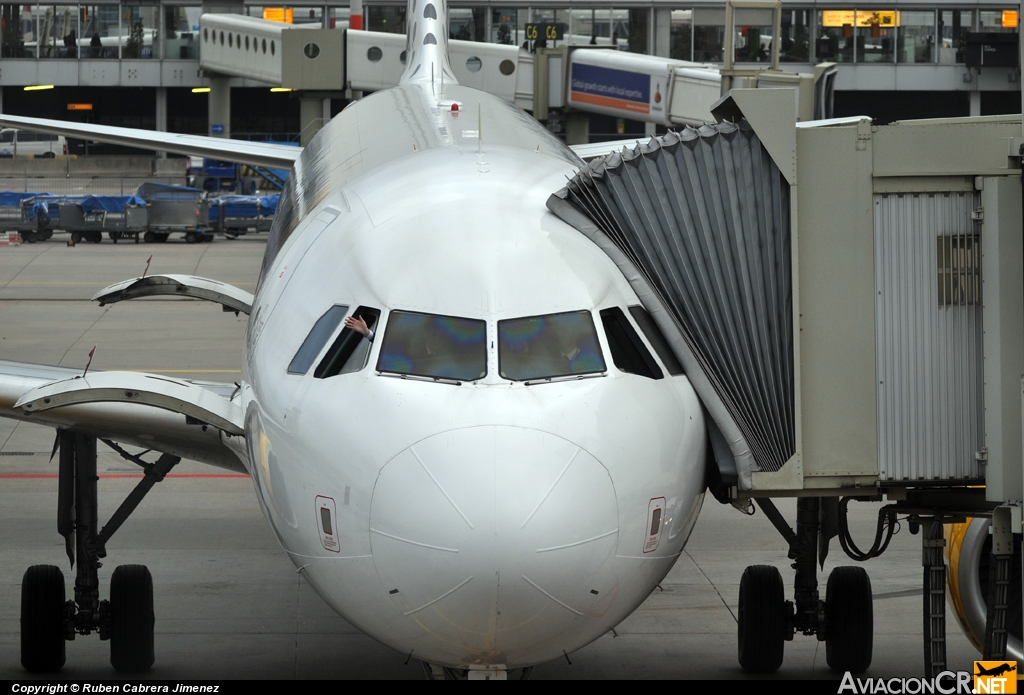 EC-KJD - Airbus A320-216 - Vueling