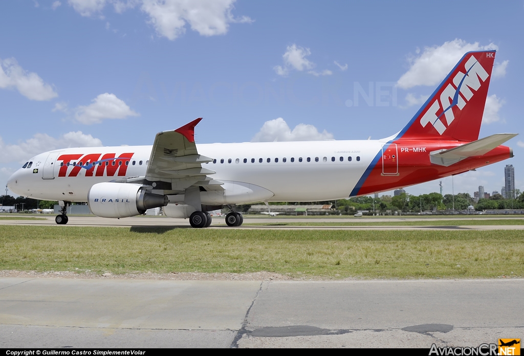 PR-MHK - Airbus A320-214 - TAM