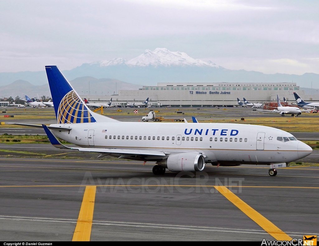 N16617 - Boeing 737-524 - United Airlines