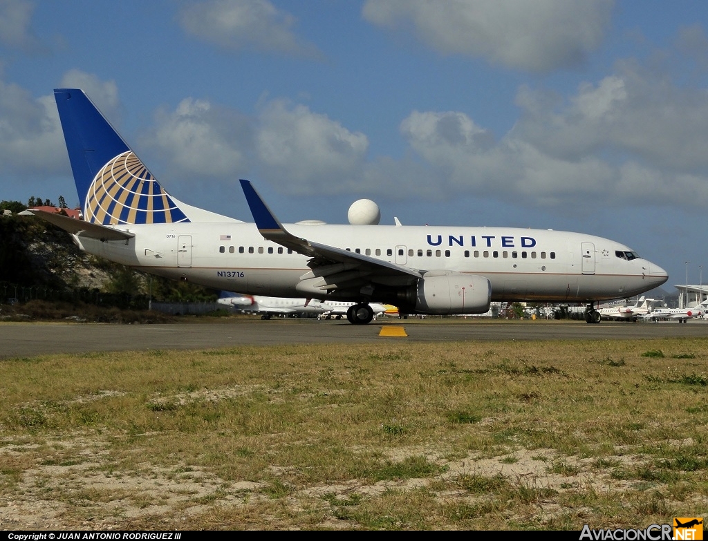 N13716 - Boeing 737-724 - United Airlines