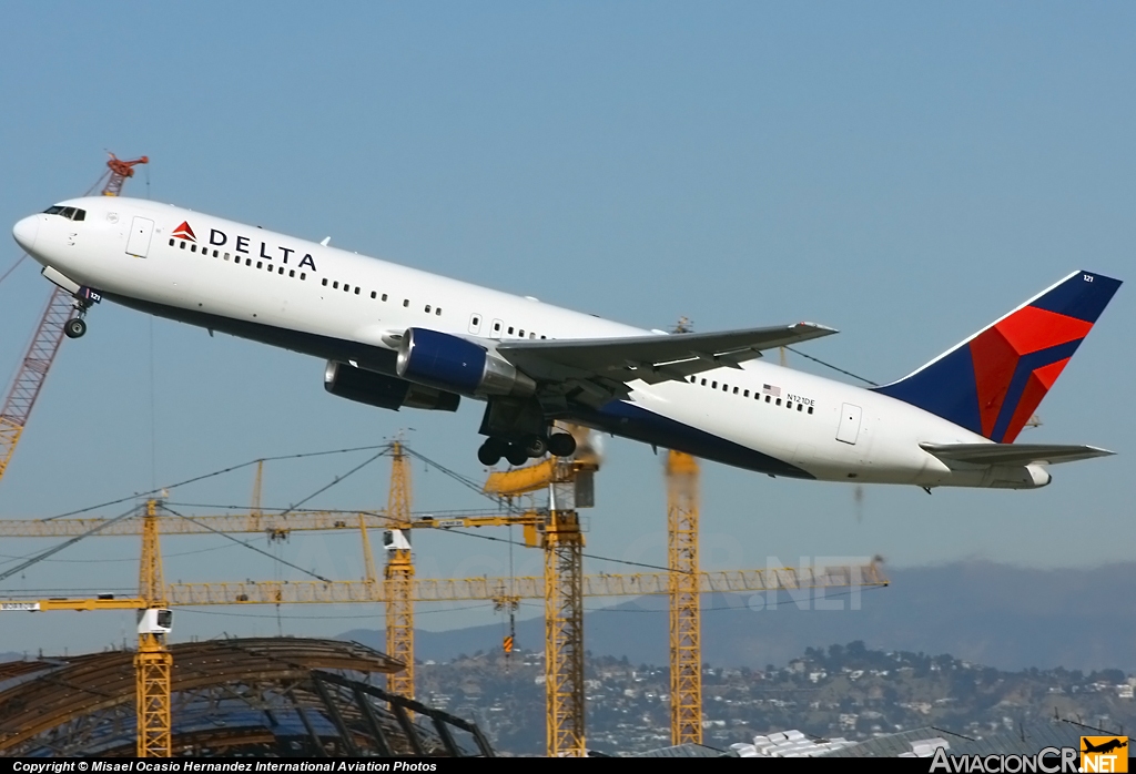 N121DE - Boeing 767-332 - Delta Air Lines