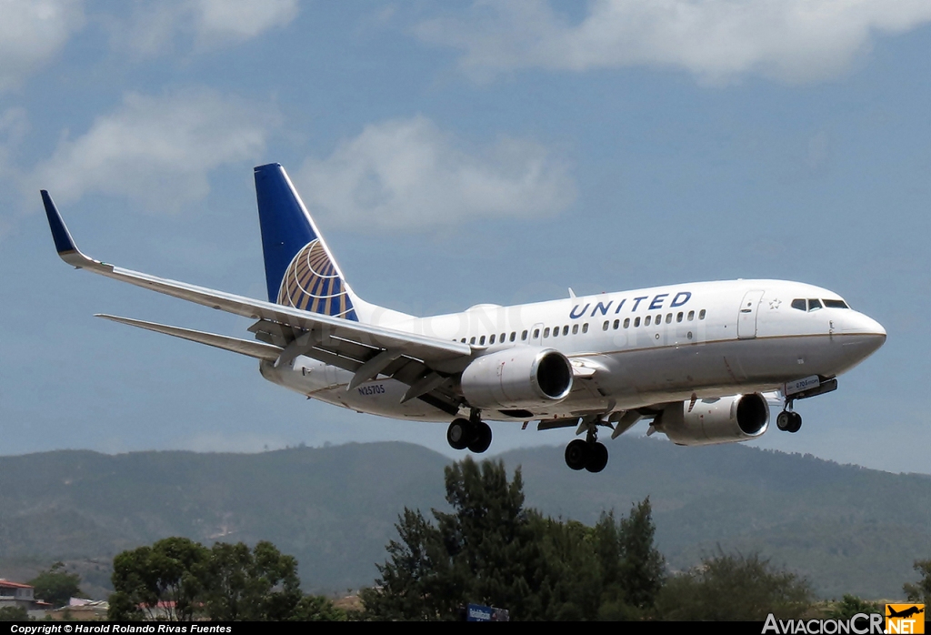 N25705 - Boeing 737-724 - United Airlines