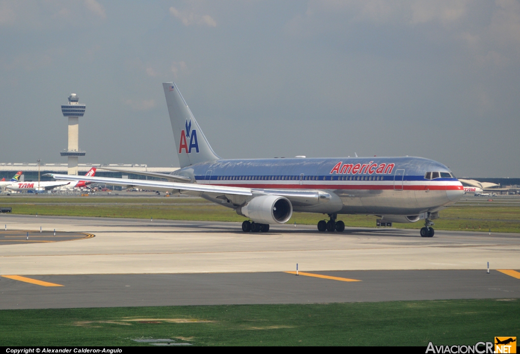 N328AA - Boeing 767-223/ER - American Airlines