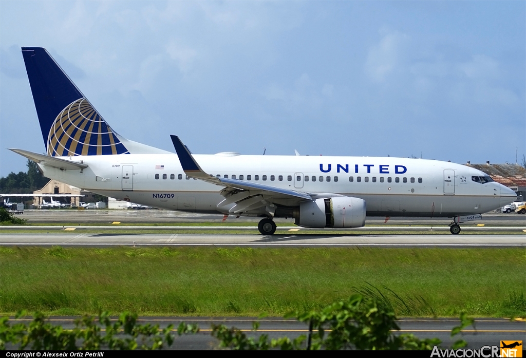 N16709 - Boeing 737-724 - United Airlines