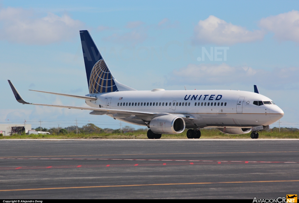 N13718 - Boeing 737-724 - United Airlines