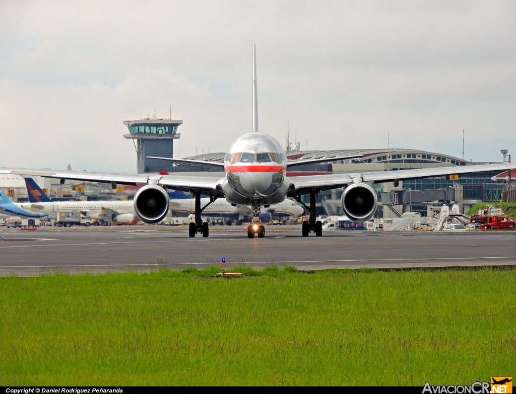 N662AA - Boeing 757-223 - American Airlines