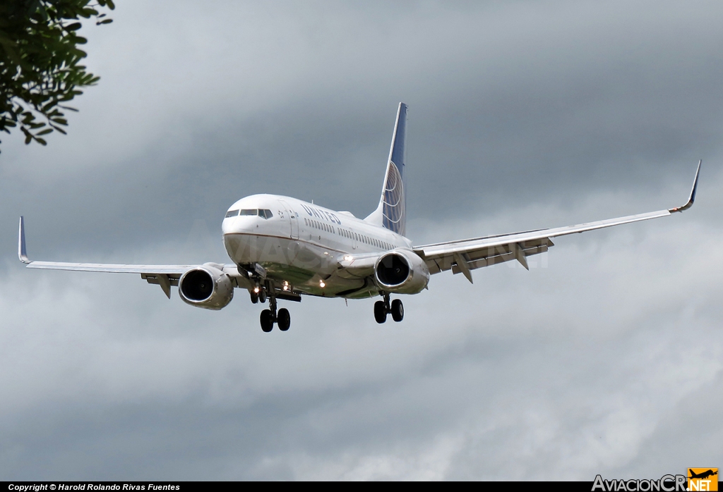 N16709 - Boeing 737-724 - United Airlines