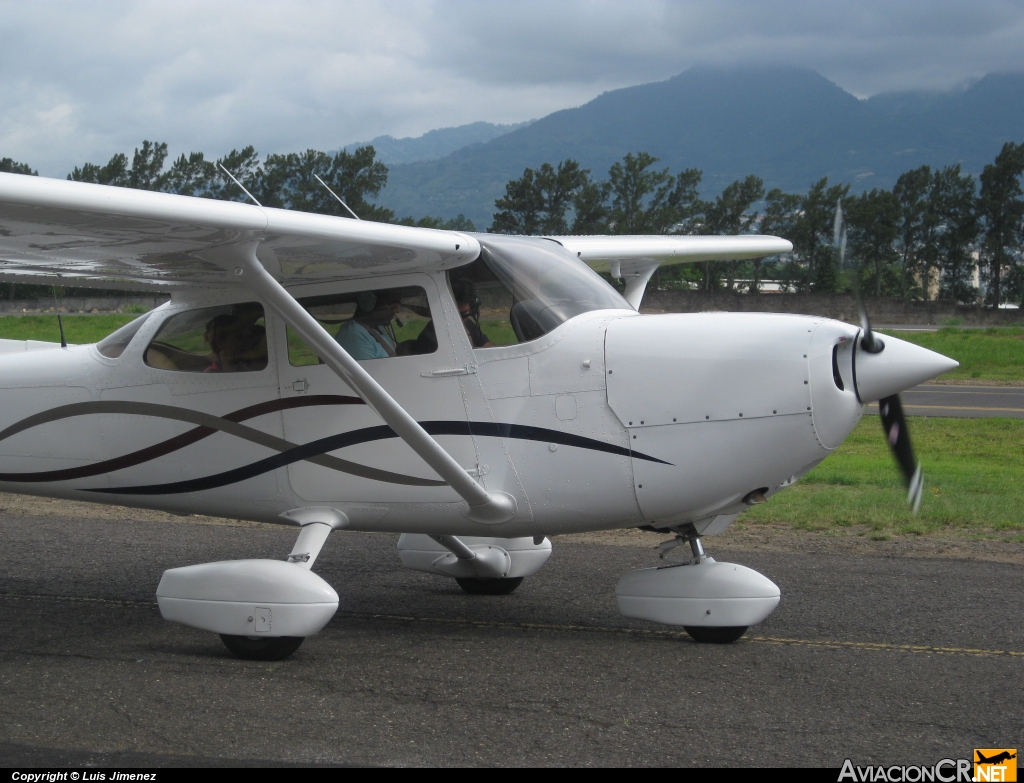 TI-AKU - Cessna R172K Hawk XP II - Aerotica Escuela de AviaciÃ³n