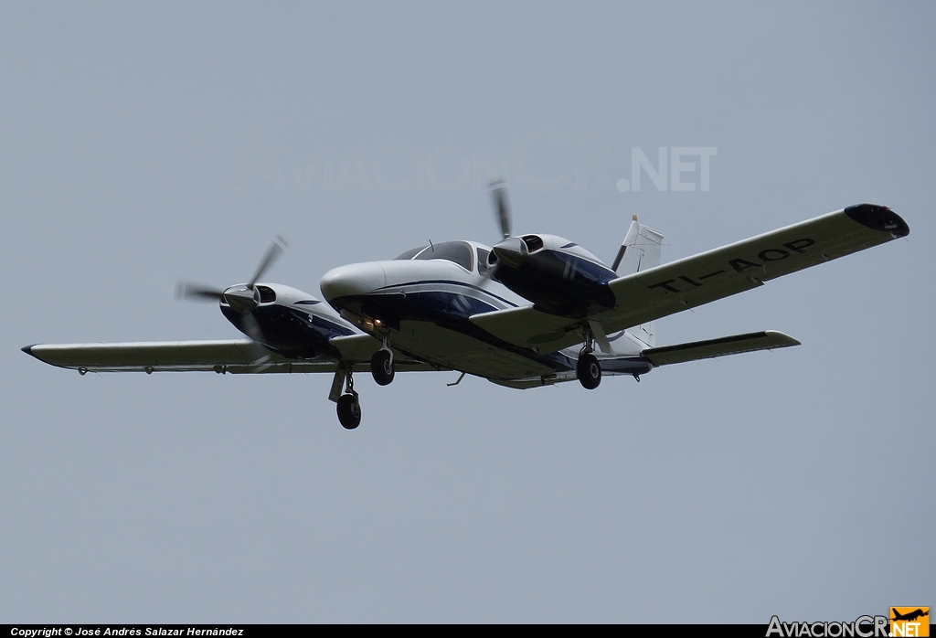 TI-AOP - Piper PA-34-200T Seneca II - Privado