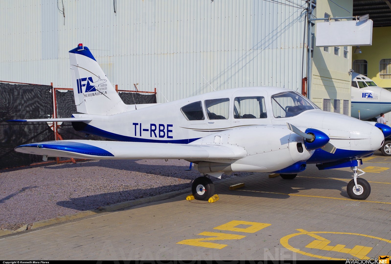 TI-RBE - Piper PA-23 Apache - IFA Instituto Formación Aeronautica.
