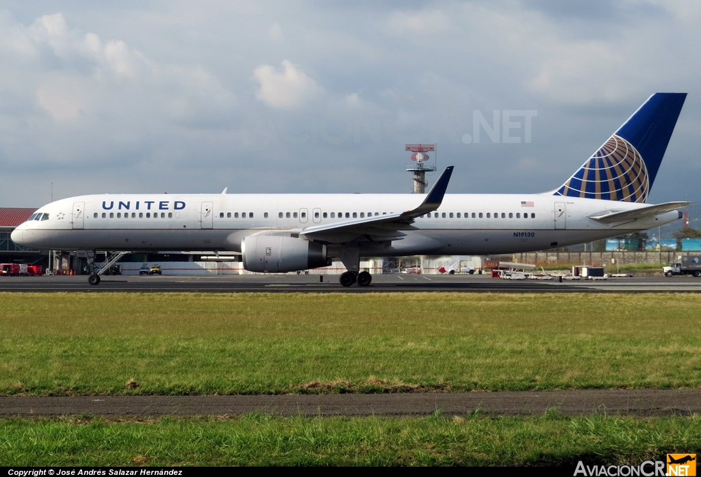 N19130 - Boeing 757-232 - United Airlines