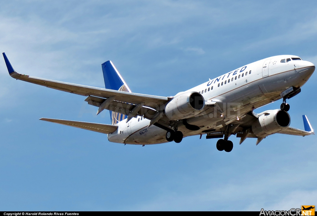 N16701 - Boeing 737-724 - United Airlines