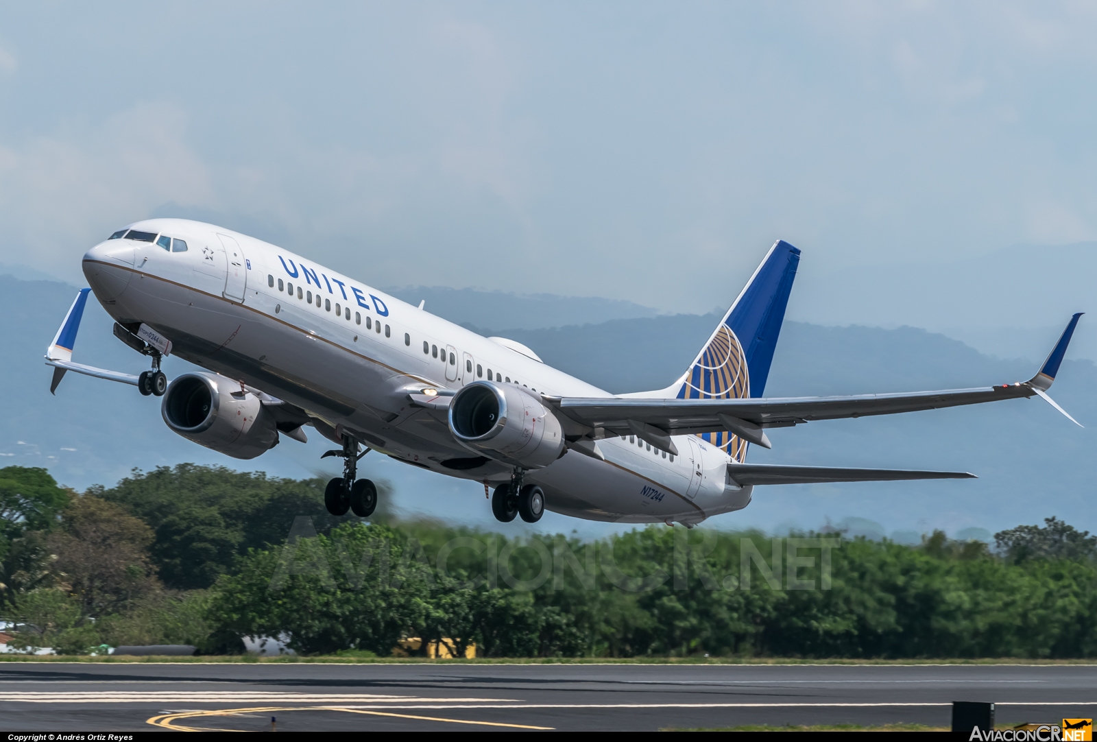 N17244 - Boeing 737-824 - United Airlines