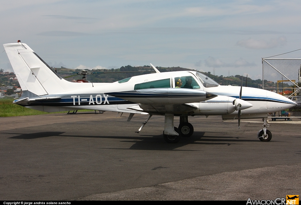 TI-AOX - Cessna 310D - Privado