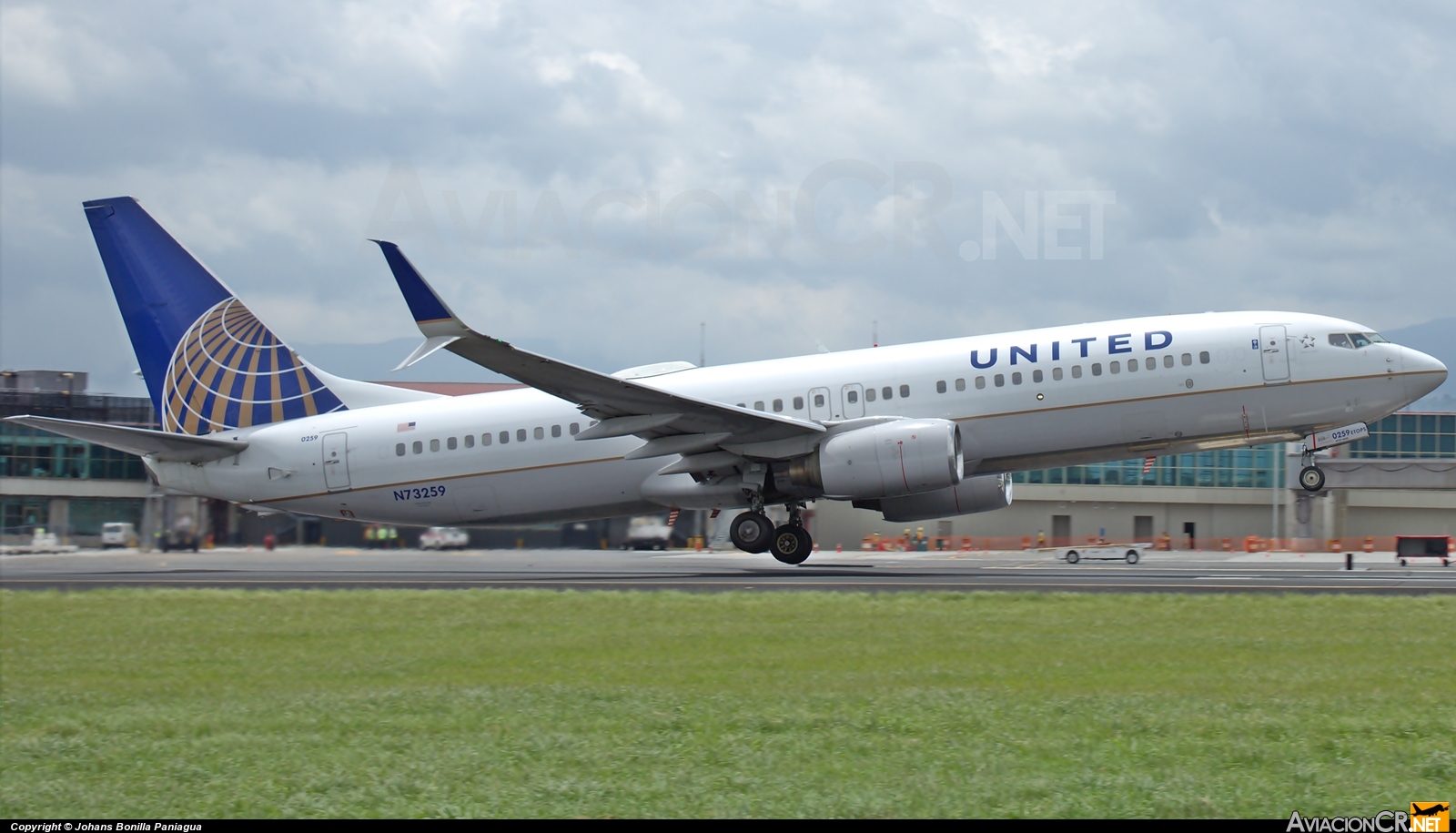 N73259 United Airlines Boeing 737 824